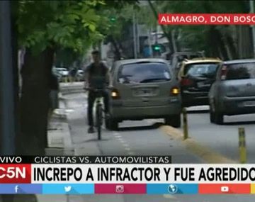 Increpó a un infractor que ocupaba la bicisenda con su auto y terminó agredido