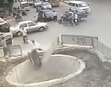 Insólito: chino choca cuatro veces y termina en un pozo