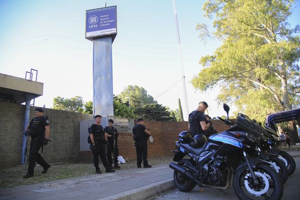 La puerta del INTI está fuertemente custodiada