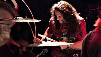 el rock de luto: el ex baterista de megadeth murio en pleno show el rock de luto: el ex baterista de megadeth murio en pleno show