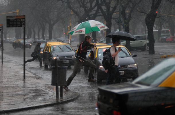 Alertan por fuertes tormentan y ocasional granizo en Buenos Aires