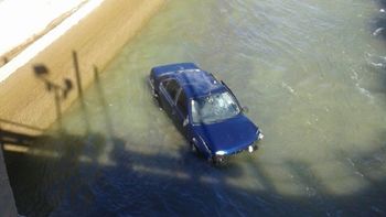 agonico rescate a un hombre que habia quedado atrapado en un auto agonico rescate a un hombre que habia quedado atrapado en un auto