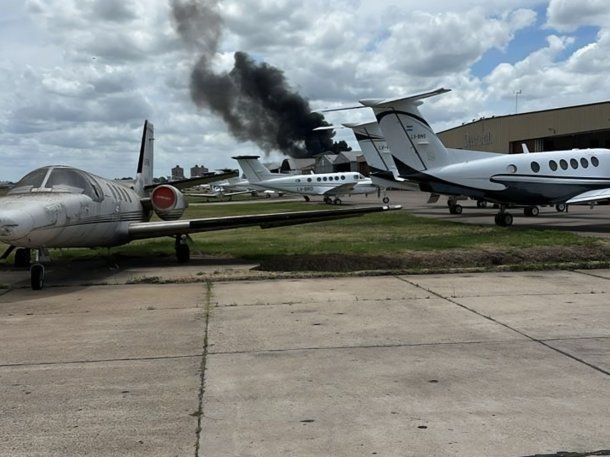 Un avión privado se despistó y estrelló contra un barrio en San Fernando: hay dos muertos