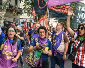 Docentes de la UBA paran en repudio a la represión en el Congreso
