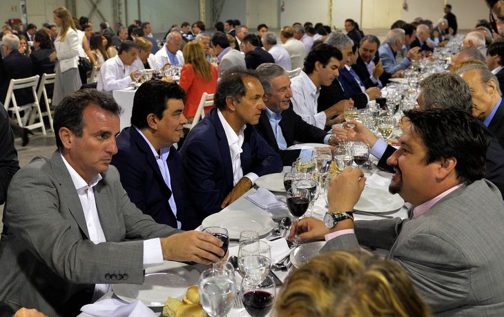 El peronismo se reúne para analizar la campaña y respaldar a Scioli