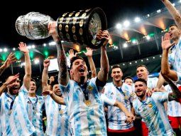 Lionel Messi levanta el trofeo de Copa América 2021.