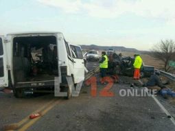 Choque entre una combi y un auto deja cuatro muertos