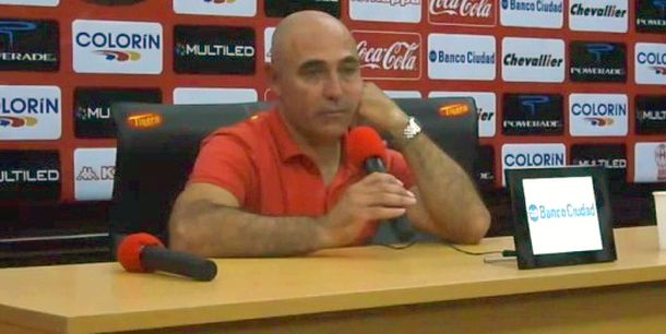 Insólito: un periodista de Huracán se bajó los pantalones en plena conferencia