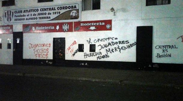 Pintadas en la sede de Central Córdoba