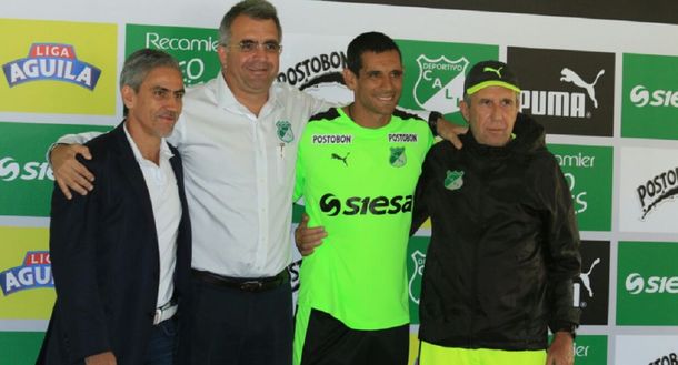 El correntino posa sonriente junto a las autoridades y al DT