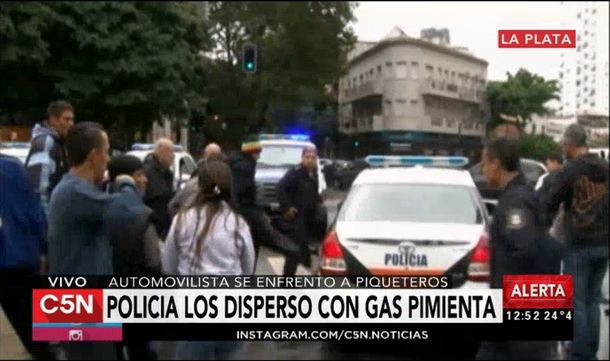 Incidentes frente a la Gobernación bonaerense entre la policía y manifestantes