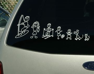 Advertencia policial por la moda de los stickers familiares en los autos