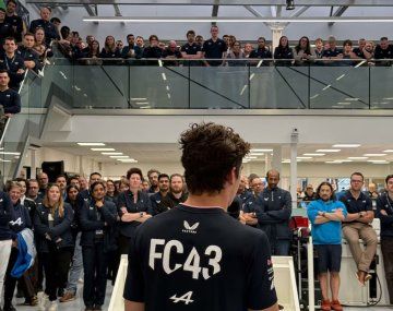 Colapinto reforzó lazos en Alpine con una visita a la fábrica en Enstone: Un equipo