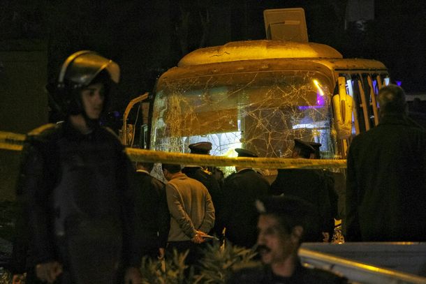 Explotó un micro turístico cerca de las pirámides de Giza en Egipto: al menos dos muertos