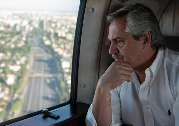 Alberto Fernández llega a Bruselas para la cumbre entre la Unión Europea y la CELAC