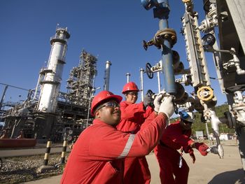 Tras el cierre negativo de este lunes, los contratos de petróleo de mayo cerraron a U$S10
