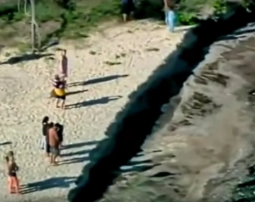 VIDEO: Un agujero gigante se traga autos