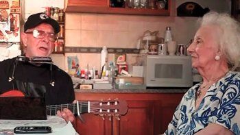 emotivo encuentro de estela de carlotto con leon gieco: interpreto su emblematica cancion la memoria emotivo encuentro de estela de carlotto con leon gieco: interpreto su emblematica cancion la memoria