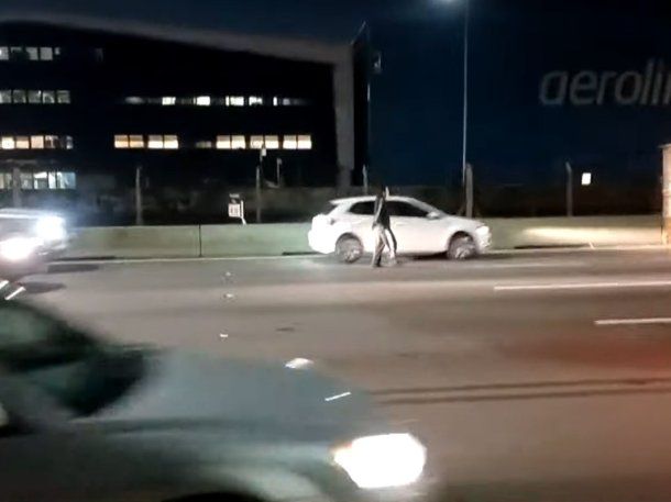 Peligro total: un hombre caminó entre los autos en plena avenida Lugones