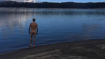 justin bieber poso totalmente desnudo frente a un lago justin bieber poso totalmente desnudo frente a un lago