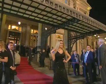 Fátima Florez llegó sola al Colón para la función de gala de Milei: su look