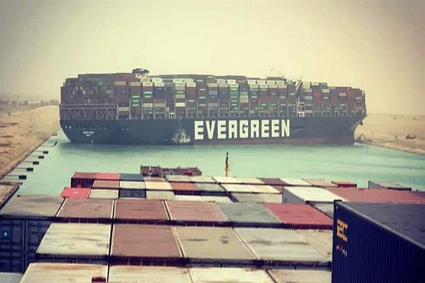 Un buque encallado en el Canal de Suez pone en jaque al comercio mundial
