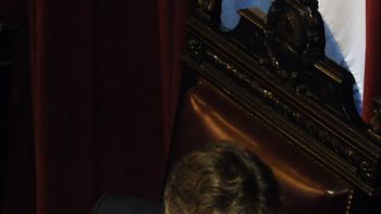 boudou preside la sesion y la oposicion insiste en que se tome licencia boudou preside la sesion y la oposicion insiste en que se tome licencia