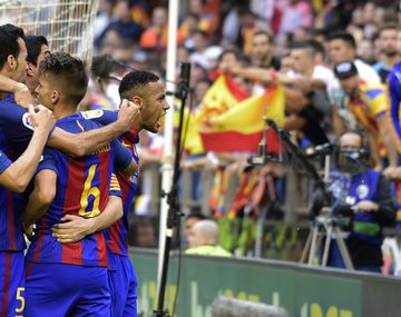 El festejo de Neymar en el gol de Barcelona antes del botellazo.