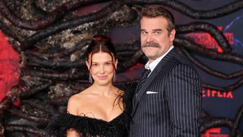 tras los rumores de denuncia, millie bobby brown y david harbour reaparecieron juntos tras los rumores de denuncia, millie bobby brown y david harbour reaparecieron juntos