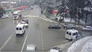Lo chocaron, cayó y el auto se estacionó solo Lo chocaron, cayó y el auto se estacionó solo