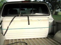 Ayudaba en una mudanza, se cayó de la camioneta y murió