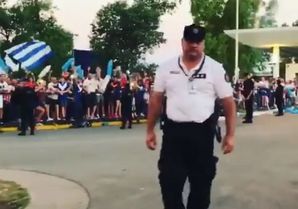 El delantero quiso bajar a saludar su gente; no lo dejaron