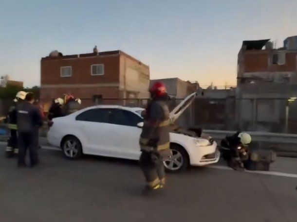 Fuerte choque entre un camión cisterna y dos autos en la autopista Cámpora dejó un herido