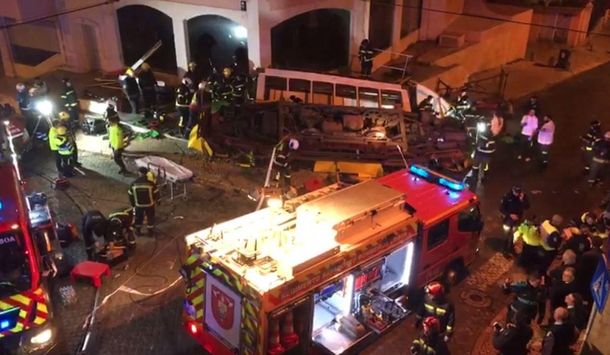 Al menos 28 personas resultaron heridas: 10 quedaron atrapadas adentro del coche