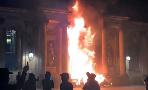 VIDEO: Manifestantes incendiaron la intendencia de Burdeos, quinta ciudad de Francia
