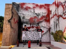 uno de los activistas explico por que vandalizo la casa de lionel messi: hay varias razones uno de los activistas explico por que vandalizo la casa de lionel messi: hay varias razones