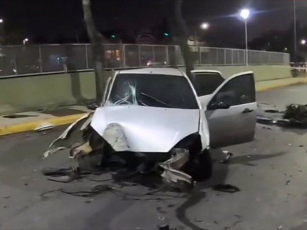 Así chocó contra un árbol un auto en Haedo