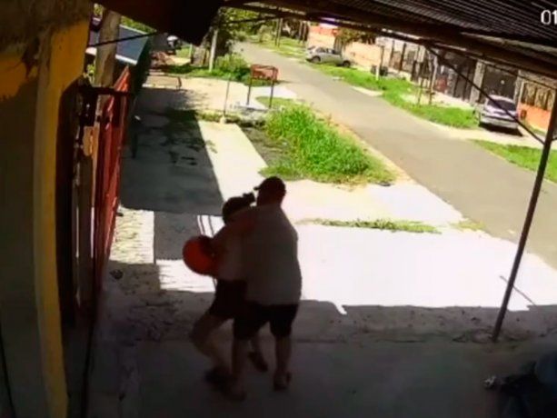 Un hombre se bajó de una moto y manoseó a una nena de 13 años