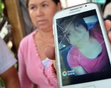 La madre de Jocelyn mostrando una foto de su hija. (Gentileza: La Nueva)