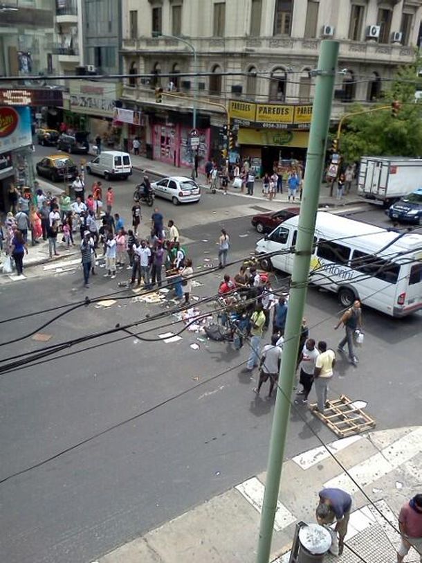 Manteros de Once cortan el tránsito en Corrientes y Larrea