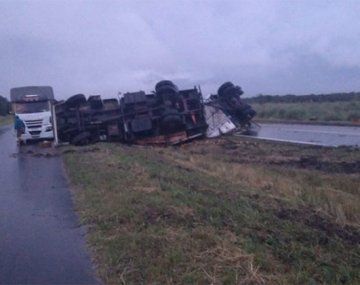 Un camión con acoplado volcó y su carga de frutales quedó desparramada en la ruta