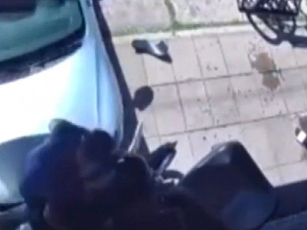 Florencio Varela: un conductor embistió con un auto una barbería y atropelló a un cliente