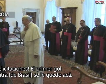 El Papa bromeó con un obispo brasilero por el gol en contra