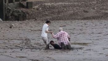 un heroe: salvo a una pareja atrapada en el lodo un heroe: salvo a una pareja atrapada en el lodo