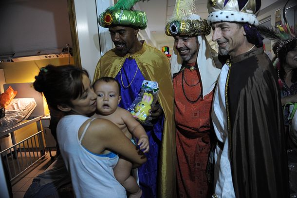 Los Reyes Magos recorren hospitales y entregan juguetes