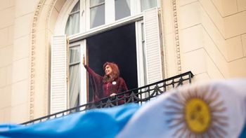 Cristina Kirchner salió al balcón de su casa por el 25 de Mayo Cristina Kirchner salió al balcón de su casa por el 25 de Mayo