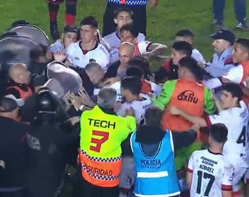 Polémico triunfo de Barracas y final con incidentes entre Patronato y la policía