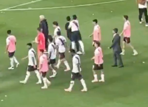 El video que no se vio del Superclásico: la piña de Maxi Salas a joven que filmaba los festejos de Boca