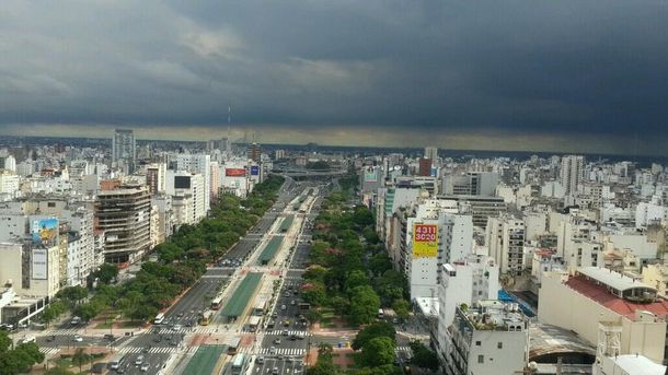 El cielo se puso negro por el paso en la Ciudad de un chaparrón aislado