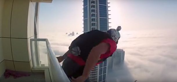 Valentía extrema: saltó desde un rascacielos cubierto de nubes